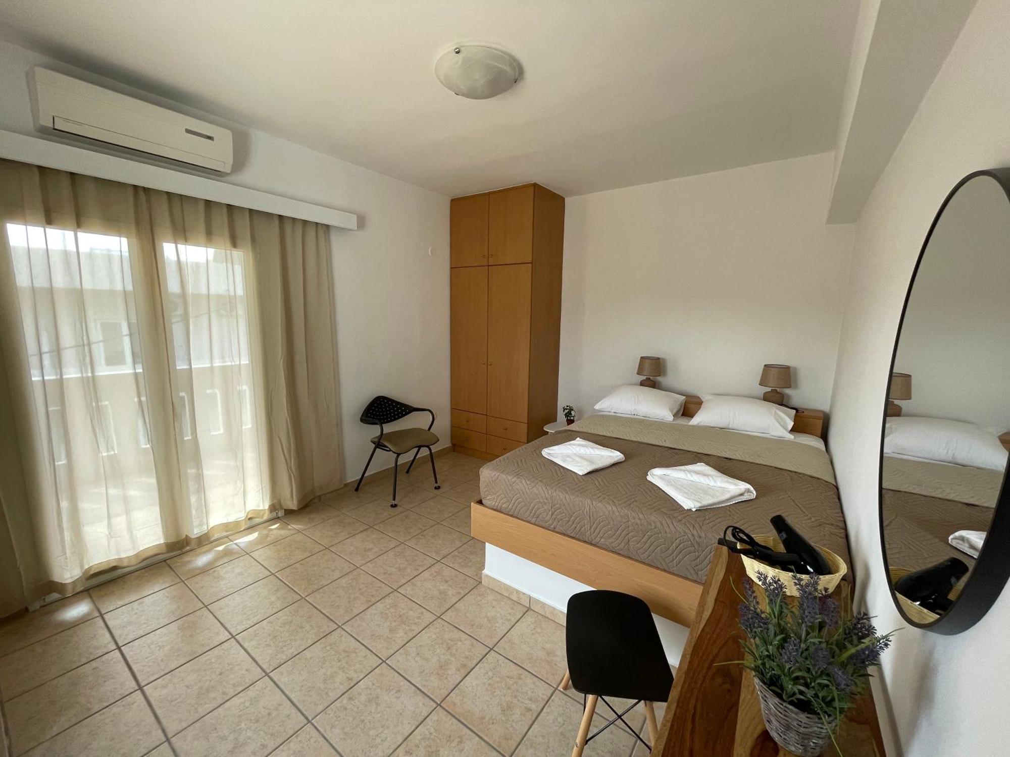 Mini Art Apartments Йеранион Экстерьер фото
